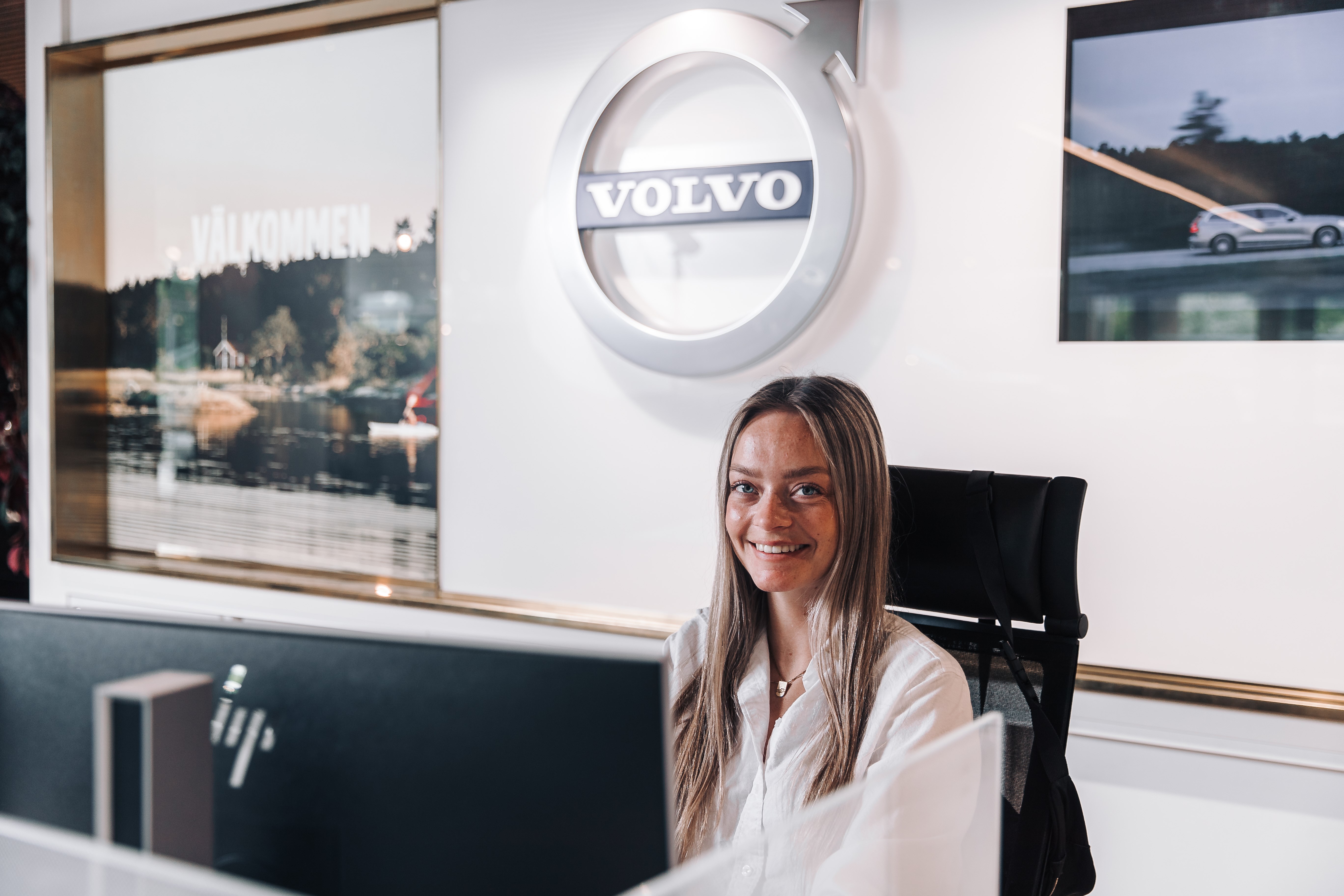 Bilde av kundeveileder sittende ved infodisken hos Volvo Car Stor-Oslo. 